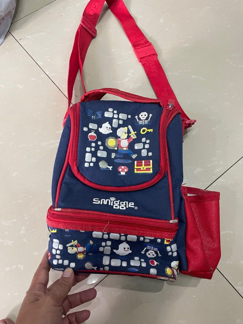 Smiggle insulated bag (Category: Other Babies Going Out Needs) located in Rizal. Submitted by allenrion (Listing ID 1373965355, Image 1). Description: Preloved smiggle insulated bag Size: 9x6 inches Flaw: ribs sa lining area Price: 300 pesos.