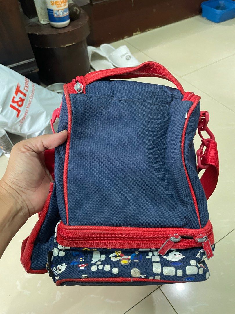 Smiggle insulated bag (Category: Other Babies Going Out Needs) located in Rizal. Submitted by allenrion (Listing ID 1373965355, Image 3). Description: Preloved smiggle insulated bag Size: 9x6 inches Flaw: ribs sa lining area Price: 300 pesos.