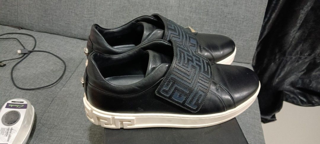 Versace (Category: Sneakers) located in Cyberjaya. Submitted by spitfireal21486 (Listing ID 1374007849, Image 3). Description: 9/10 original.. in perfect condition, selling cos I need money.