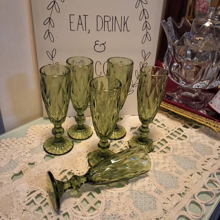 Wine/water goblets (Category: Other Kitchenware & Tableware) located in Bacoor. Submitted by casitaaliyah (Listing ID 1373998067, Image 2). Description: modern vintage goblets to elevate your tablescape price range between P600 and P900 per set of 6.