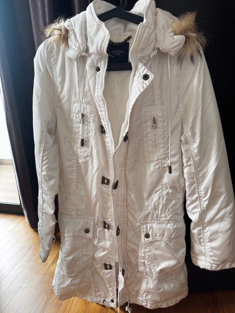 Winter Jacket (Category: Coats, Jackets and Outerwear) located in Singapore. Submitted by randomfreq (Listing ID 1373991767, Image 1). Description: Too many winter wear thus selling.