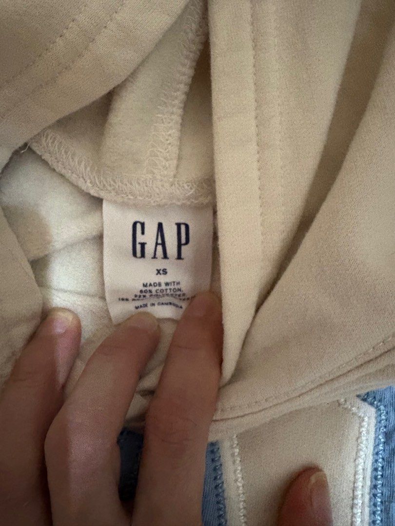 3 Gap hoodie women (Category: Coats, Jackets and Outerwear) located in Pasig City. Submitted by ysavilla (Listing ID 1374162780, Image 3). Description: 700 for 3 gap hoodie dirty white, gray and light purple 2 xs and 1 small gray Can be for women or kids.