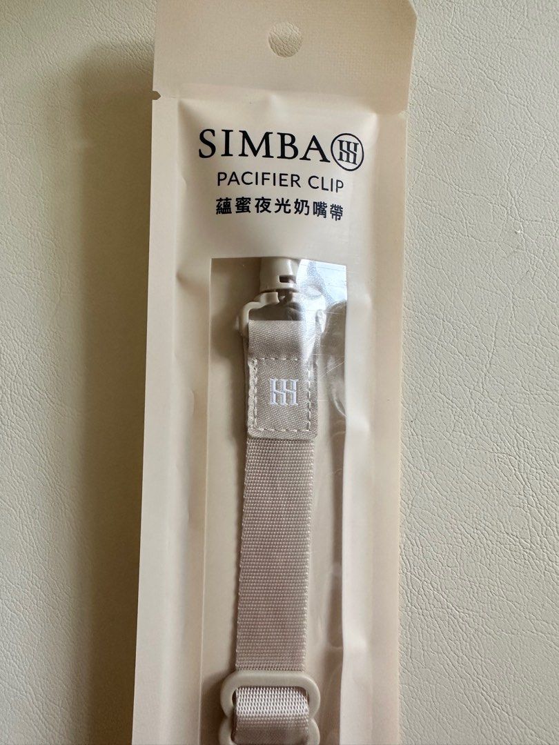 由 laihungen (刊登 ID 1374166136，圖片 3) 提交，位於 台北市 (Taipei) 的 小獅王蘊蜜夜光奶嘴帶 (類別：奶嘴)，說明：商品品牌：小獅王 商品名稱：蘊蜜夜光奶嘴帶 新舊程度：全新未拆封 是否已清潔：不適用 有無破損/污漬/奶漬：無 商品原價：180。