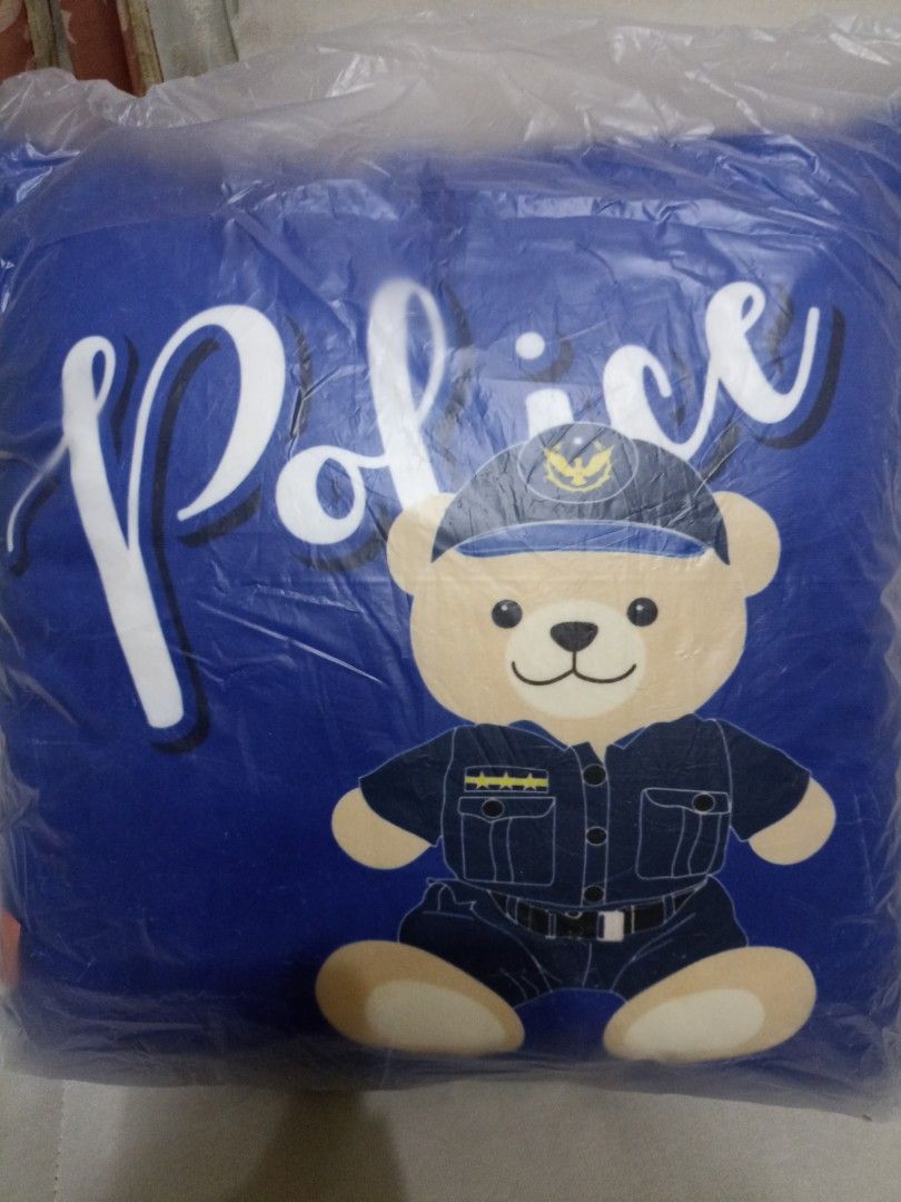 由 hmus436351687 (刊登 ID 1374287040，圖片 2) 提交，位於 台北市 (Taipei) 的 警察小熊兩用抱枕 (類別：嬰兒及兒童流行時尚)，說明：警察小熊抱枕 是抱枕也可以是小棉被。