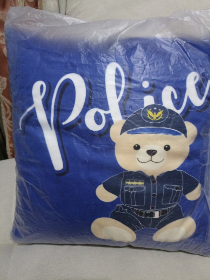 由 hmus436351687 (刊登 ID 1374287040，圖片 1) 提交，位於 台北市 (Taipei) 的 警察小熊兩用抱枕 (類別：嬰兒及兒童流行時尚)，說明：警察小熊抱枕 是抱枕也可以是小棉被。