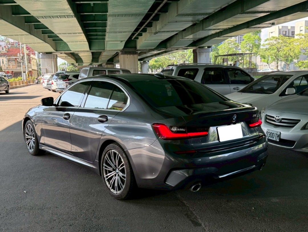 由 wad736105 (刊登 ID 1374257493，圖片 2) 提交，位於 彰化縣 (Changhua) 的 🚀 2021年BMW G20 320i M Sport 2.0總代理 (類別：汽車出售)，說明：🚀 2021年BMW G20 320i M Sport 2.0總代理 跑少3.9萬公里｜原版件+灰色｜超值139.8萬🚀 🌟 為什麼選擇這台BMW 320i M Sport？ 🌟 * 駕馭樂趣的保證： BMW經典的後驅操控樂趣 M Sport套件更添跑格與運動氛圍！ * 新世代科技： G20世代的3系列搭載最新iDrive系統 與數位儀表，科技感十足。 * 高效動力： 2.0升渦輪增壓引擎動力輸出線性且飽足 兼顧性能與油耗表現。 * 里程數稀有： 3.9萬公里超低里程代表車輛使用頻率低 內外狀況極佳。 * 原版件保證： 車況透明，無重大事故、無泡水無引擎變造 讓您買得安心、開得放心！ * 型格灰色： 低調奢華灰色車身無論停在哪裡都是目光焦點。 📊 關鍵數據一次看 �