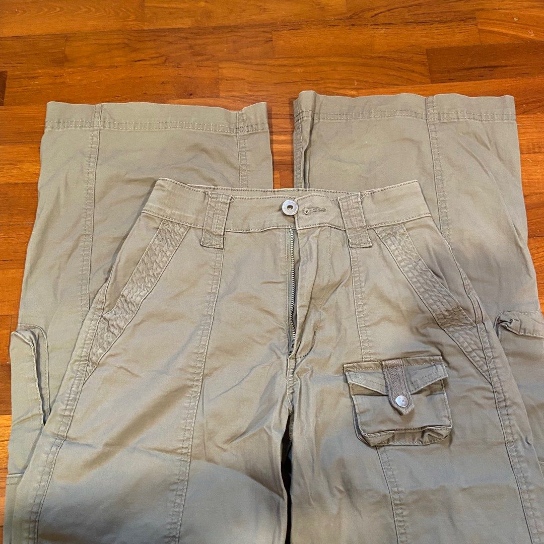 army green baggy cargo pants wide leg jeans y2k style mid rise (Category: Jeans & Leggings) located in Singapore. Submitted by seacrafts (Listing ID 1374243536, Image 1). Description: good as new barely worn, bought for 60 and so worth the quality pls help me clear 🙏🏻🙏🏻 has multiple pockets vv cute to style .
