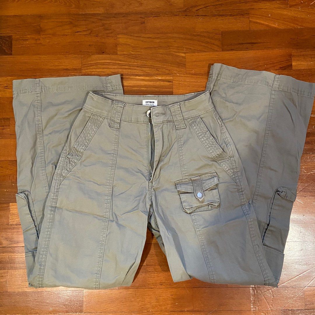 army green baggy cargo pants wide leg jeans y2k style mid rise (Category: Jeans & Leggings) located in Singapore. Submitted by seacrafts (Listing ID 1374243536, Image 3). Description: good as new barely worn, bought for 60 and so worth the quality pls help me clear 🙏🏻🙏🏻 has multiple pockets vv cute to style .