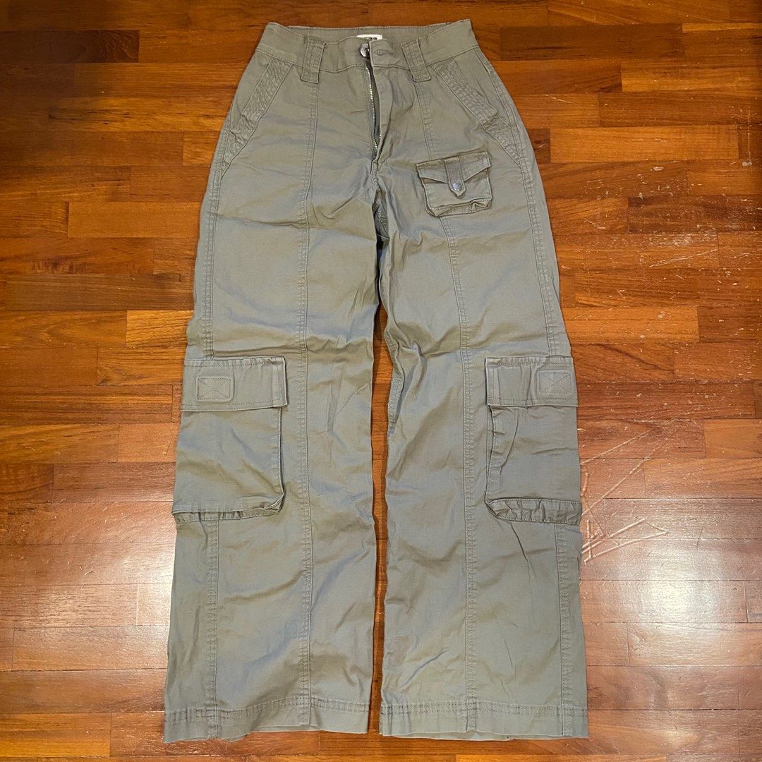 army green baggy cargo pants wide leg jeans y2k style mid rise (Category: Jeans & Leggings) located in Singapore. Submitted by seacrafts (Listing ID 1374243536, Image 2). Description: good as new barely worn, bought for 60 and so worth the quality pls help me clear 🙏🏻🙏🏻 has multiple pockets vv cute to style .