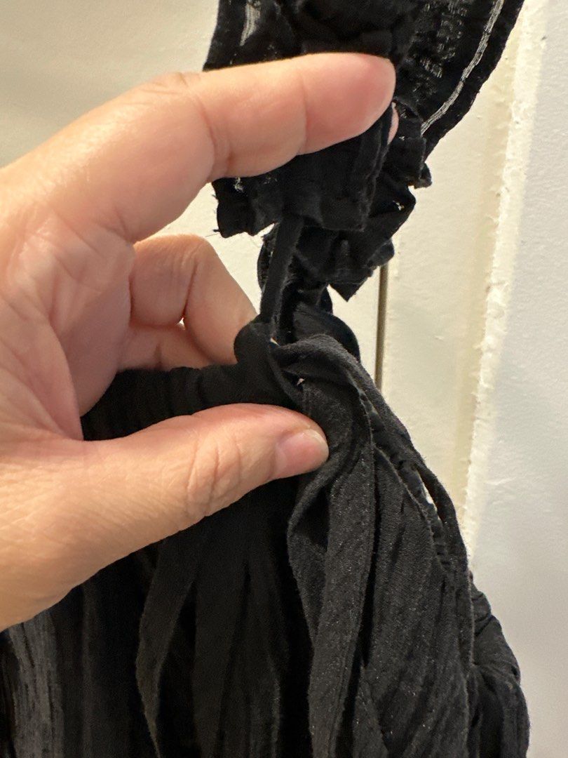 Basic Black Top (Category: Sleeveless) located in Singapore. Submitted by rachytiny (Listing ID 1374223391, Image 2). Description: Item bought in Taiwan Worn once Condition like new Measurement(inches): Length 12”, PTP: can stretch up to 18’ Please add $2.50 for trackable postage .