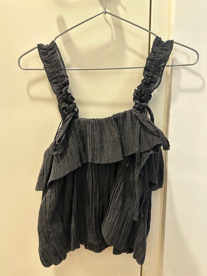 Basic Black Top (Category: Sleeveless) located in Singapore. Submitted by rachytiny (Listing ID 1374223391, Image 1). Description: Item bought in Taiwan Worn once Condition like new Measurement(inches): Length 12”, PTP: can stretch up to 18’ Please add $2.50 for trackable postage .