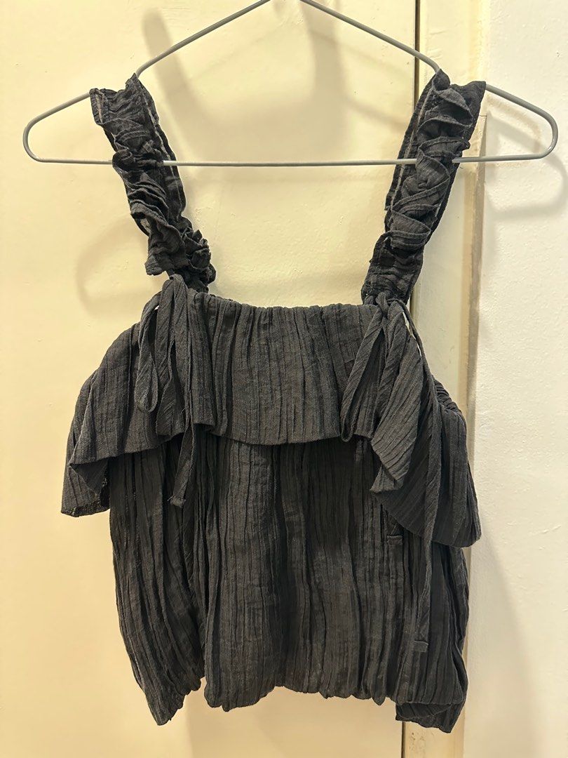 Basic Black Top (Category: Sleeveless) located in Singapore. Submitted by rachytiny (Listing ID 1374223391, Image 3). Description: Item bought in Taiwan Worn once Condition like new Measurement(inches): Length 12”, PTP: can stretch up to 18’ Please add $2.50 for trackable postage .