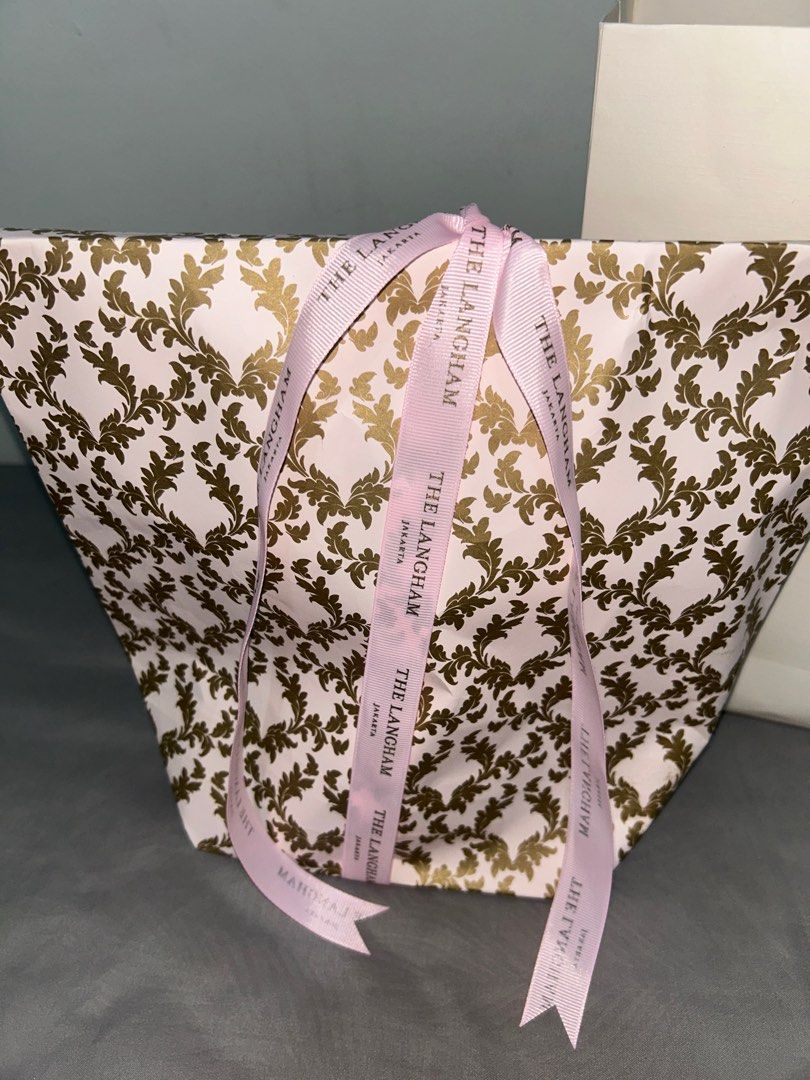 Boneka Langham (Kategori: Pajangan Antik) berada di Jakarta Pusat. Dikirim oleh tokotrust (ID iklan 1374159420, Gambar 2). Deskripsi: Cocok buat gift . Beli di hotel nya lebih mahal .