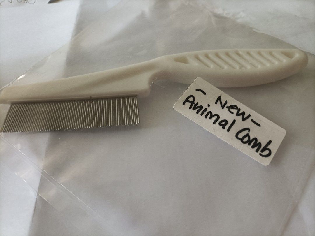 Brand new pet comb (Category: Homes & Other Pet Accessories) located in Singapore. Submitted by mdmcpl15 (Listing ID 1374222335, Image 1). Description: .