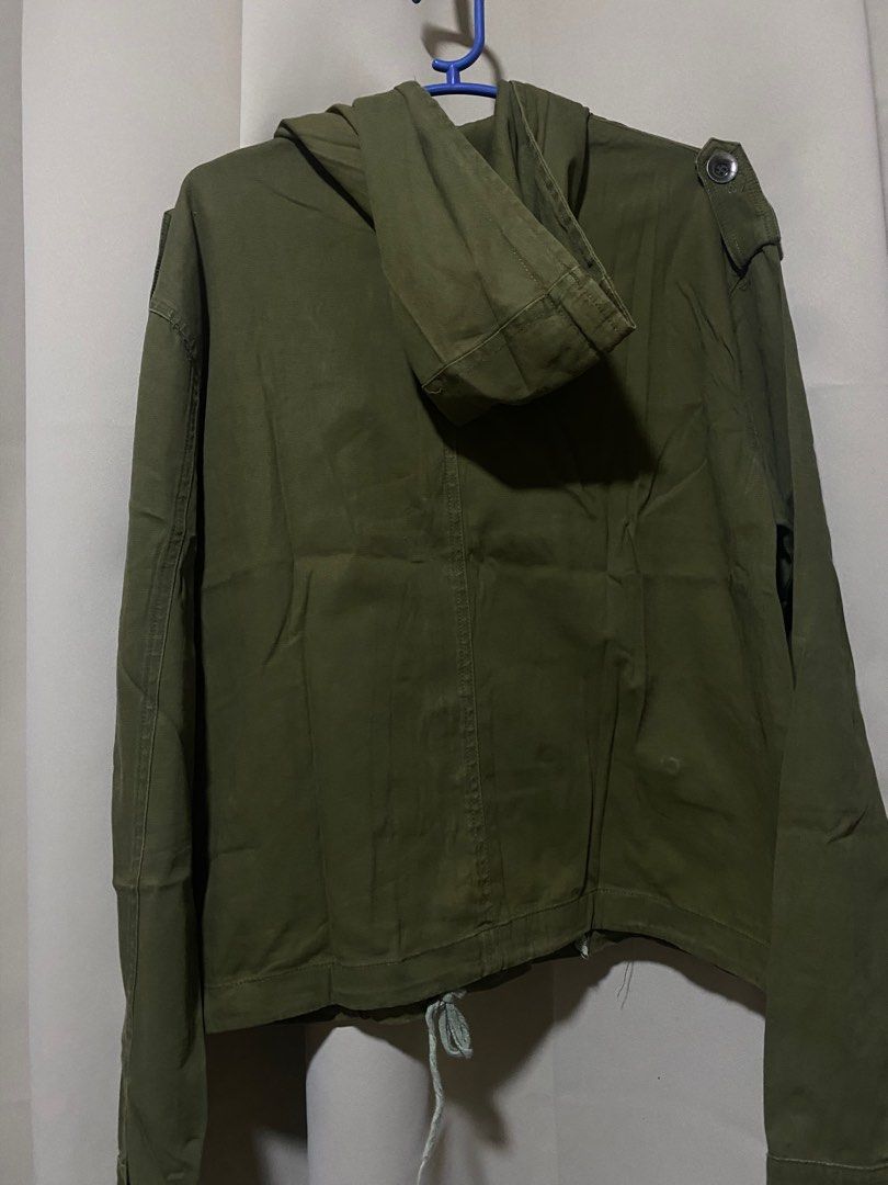 brandy melville cargo military jacket (Category: Coats, Jackets and Outerwear) located in Malolos. Submitted by luvvtinx (Listing ID 1374296443, Image 2). Description: signs of usage do not claim if sensitive .