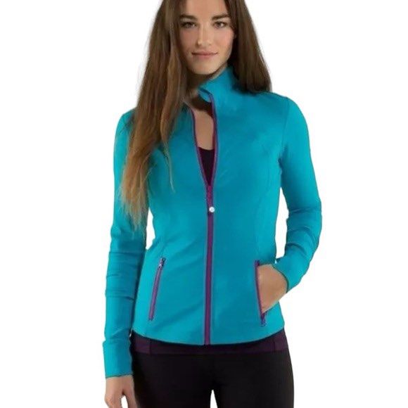 Dot 4 Lululemon Forme Jacket Blue full zip (Category: Coats, Jackets and Outerwear) located in Quezon City. Submitted by raspberryblushe (Listing ID 1374171482, Image 1). Description: Authentic Dot 4 lululemon May slight himulmol sa ibang area Barely noticeable rare colorway 850 Qc Gcash+ sf.