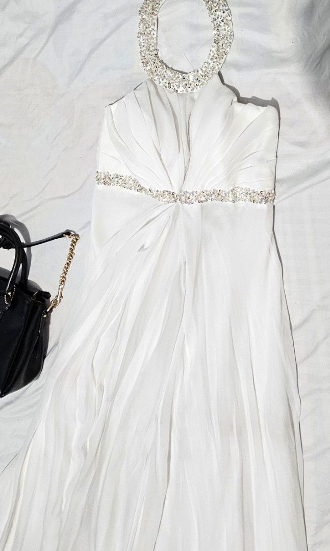 FOR SALE: White Gown (Category: Evening dresses & gowns) located in Manila. Submitted by lamsenmic67411 (Listing ID 1374218992, Image 1). Description: NabiLi ng 1,500.00 Once Lang nagamit nakatambak Lang po Size: Medium to Large.