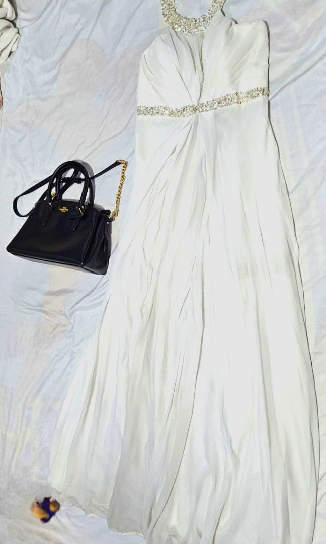 FOR SALE: White Gown (Category: Evening dresses & gowns) located in Manila. Submitted by lamsenmic67411 (Listing ID 1374218992, Image 2). Description: NabiLi ng 1,500.00 Once Lang nagamit nakatambak Lang po Size: Medium to Large.