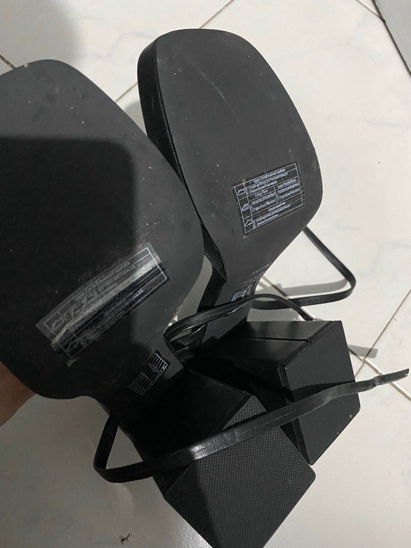Forever 21 (Category: Heels) located in Angeles City. Submitted by roimom (Listing ID 1374313996, Image 3). Description: Never used na stock lang.