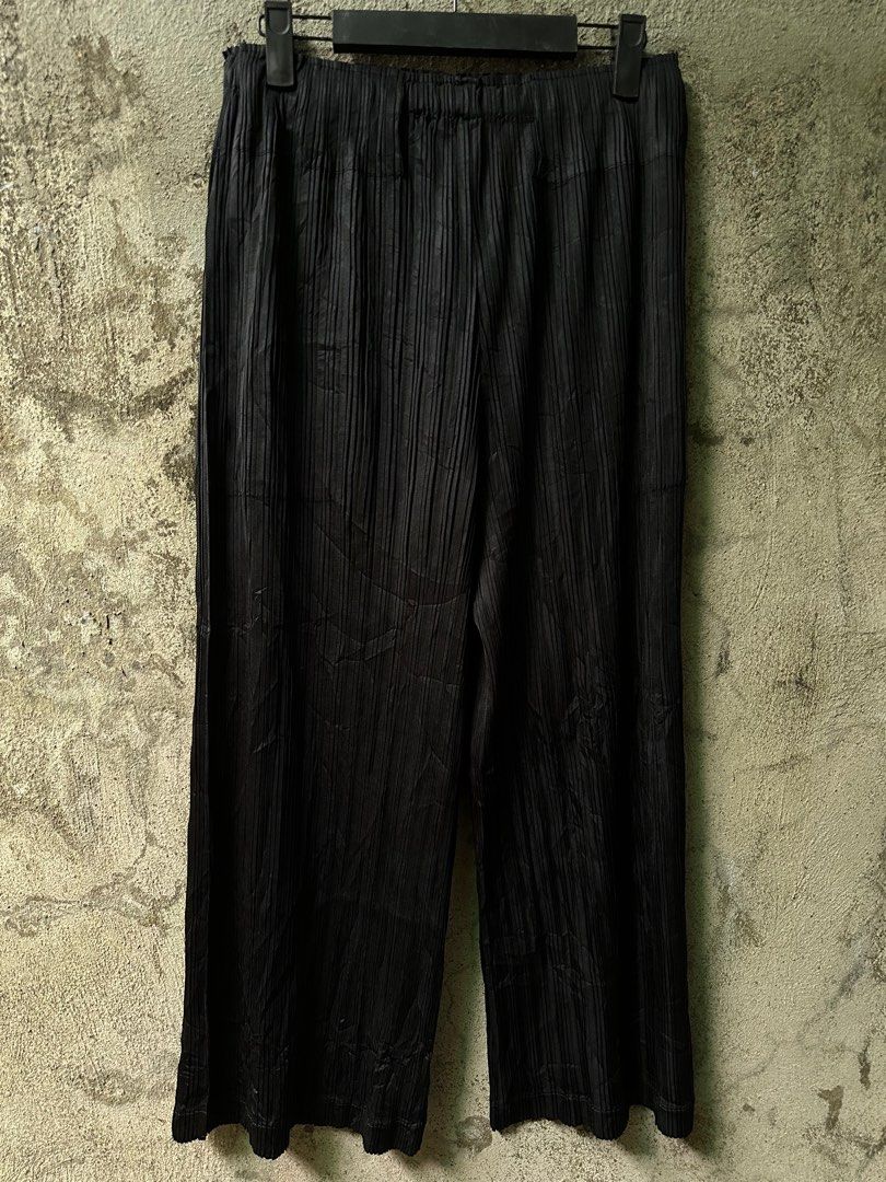 Issey Miyake Pleats Please Trouser Pants (Category: Luxury Apparel) located in Calbayog City. Submitted by phantomthiftstore (Listing ID 1374152934, Image 2). Description: Highlights: -Black -Plisśe Effect -Size 3 Very excellent Condition Most likely new condition.
