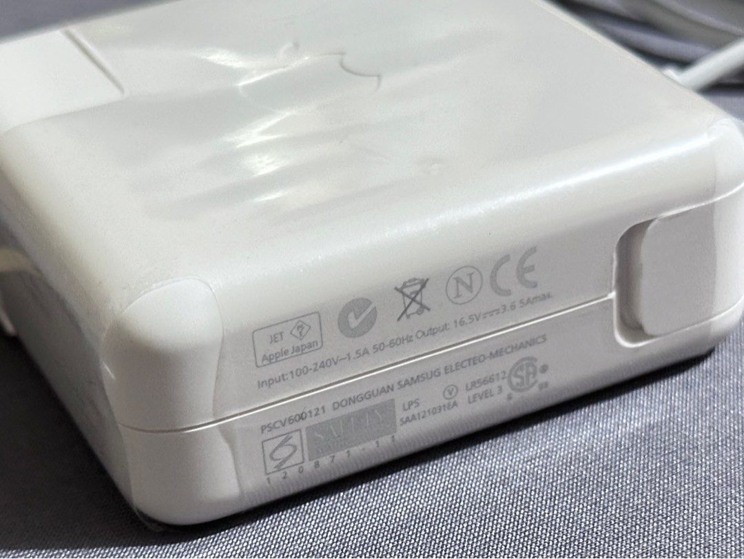Macbook Magsafe 2 Charger (60 Watts) (Category: Chargers) located in Makati City. Submitted by msn_gdgt (Listing ID 1374290041, Image 2). Description: Nakita ko lang dito sa bahay baka merong may need. working sha na try nung friend ko sa macbook niya na may magsafe 2 charger..