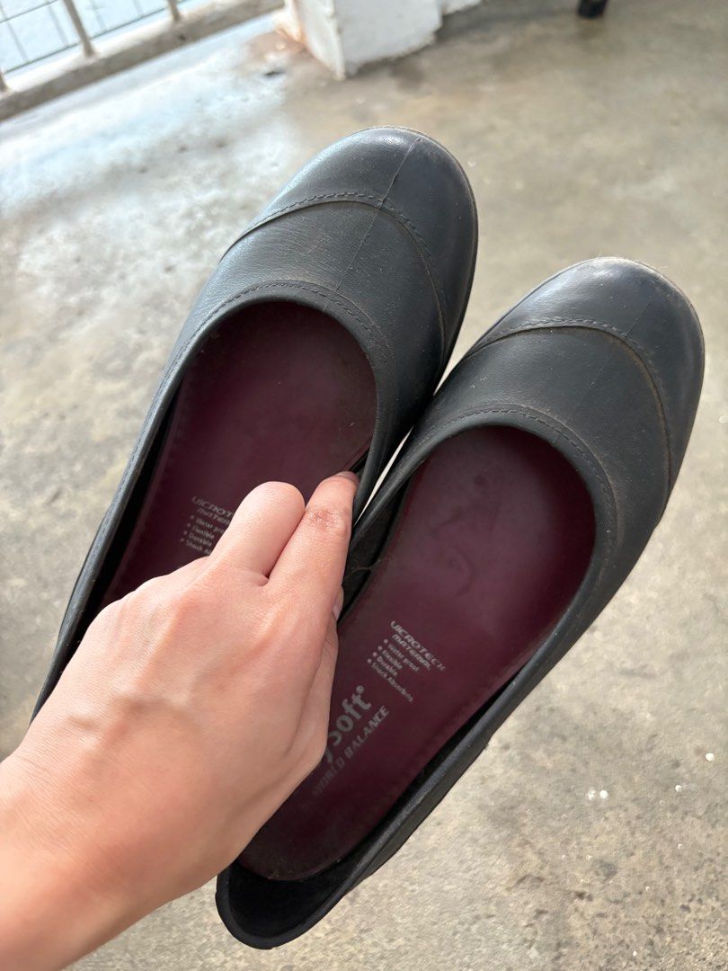 Original Easy Soft Black Shoes (Category: Flats & Sandals) located in Rizal. Submitted by un_clutter (Listing ID 1374163022, Image 1). Description: Rfs: Decluttering Issue: needs cleaning lang. .