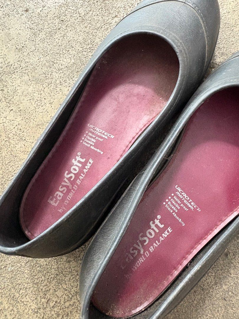 Original Easy Soft Black Shoes (Category: Flats & Sandals) located in Rizal. Submitted by un_clutter (Listing ID 1374163022, Image 2). Description: Rfs: Decluttering Issue: needs cleaning lang. .