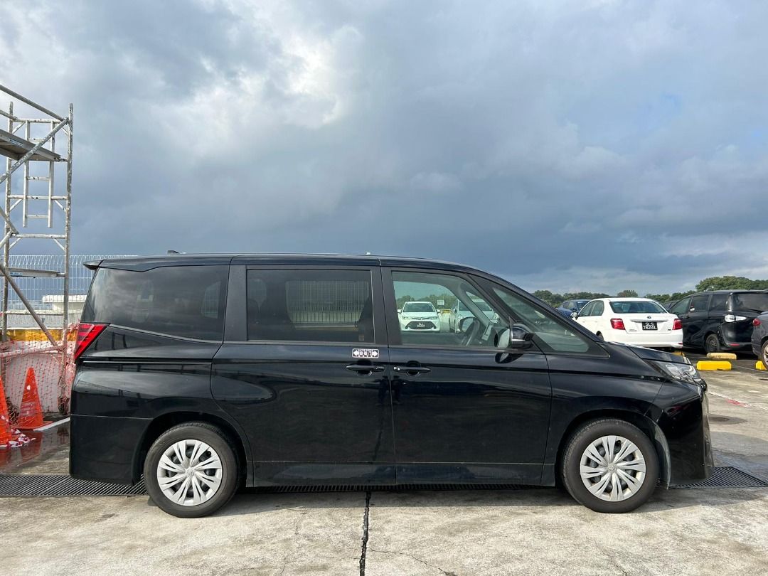 TOYOTA NOAH HYBRID 1.8A FOR RENT/LEASE/RENTAL (PHV/PERSONAL USE)62887424963969112