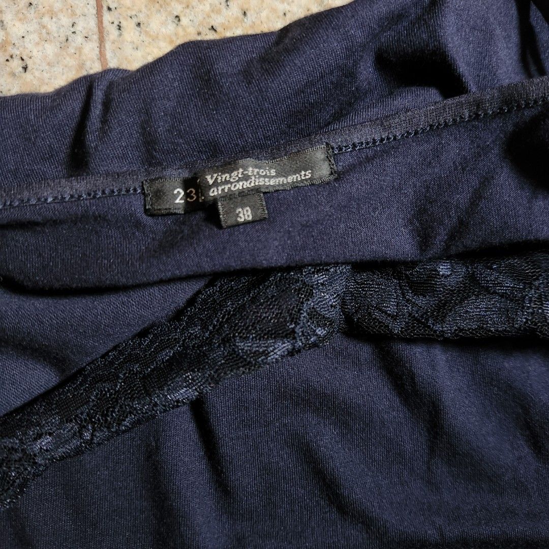 Y2K Vintage Sleeveless Top (Category: Sleeveless) located in Singapore. Submitted by wonderofturquoise (Listing ID 1374230097, Image 2). Description: as good as new.