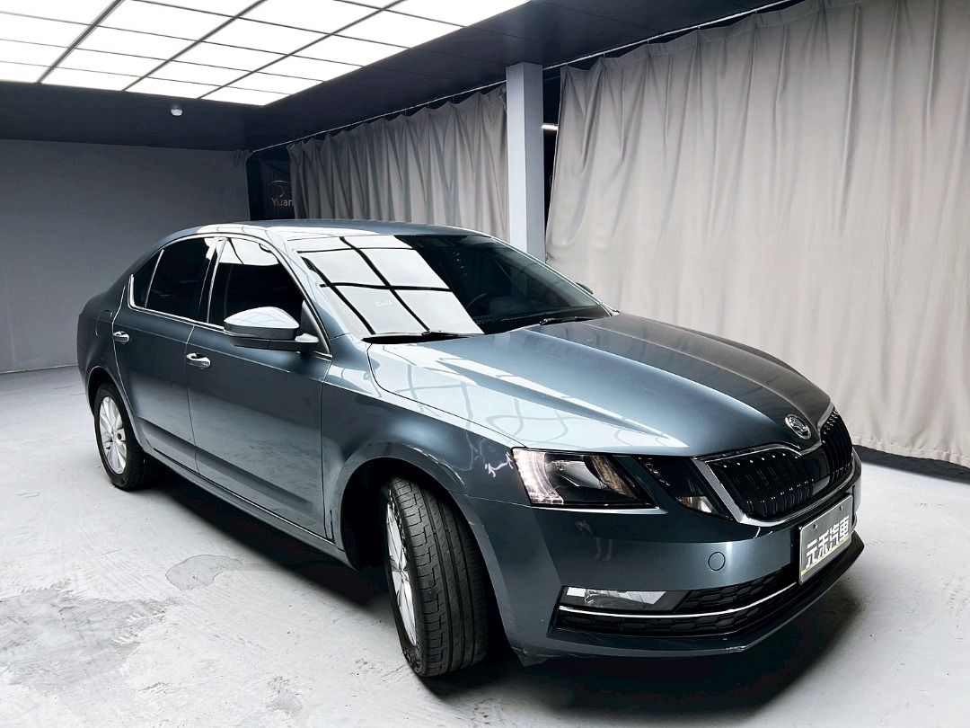 由 abc900616 (刊登 ID 1374429449，圖片 2) 提交，位於 新北市 (New Taipei) 的 2018 Skoda Octavia 1.0TSI豪華動能版 汽油 金屬灰 (類別：汽車出售)，說明：🚗2018 Skoda Octavia 1.0TSI豪華動能版 汽油 金屬灰 ⚠️來買車找阿吉 專業出擊⚠️ ✅里程保證：90000公里 ✨找阿吉甜甜價：31.8萬（新車售價90萬） ☎️24H服務：0980-528-993 記得找阿吉！（同Line） ❗️截圖來店找阿吉，讓阿吉有個服務的機會❗️ 「找阿吉全館全車系不限年份里程贈188天保固+開立足額發票」 ✨渦輪增壓/ 直列三缸、最大馬力115匹，平均油耗17.4km/ltr，超省油代步首選、CarPlay、實跑9萬公里保證！ 🔥重點配備：前後霧燈、後視鏡方向燈、LED日行燈/尾燈、方向盤快控鍵、雙區恆溫、後座分離倒覆、後座出風口、藍牙通訊、CarPlay、8只揚聲器。 🔥便利配備：定速巡航、蜂鳴式倒車輔助、