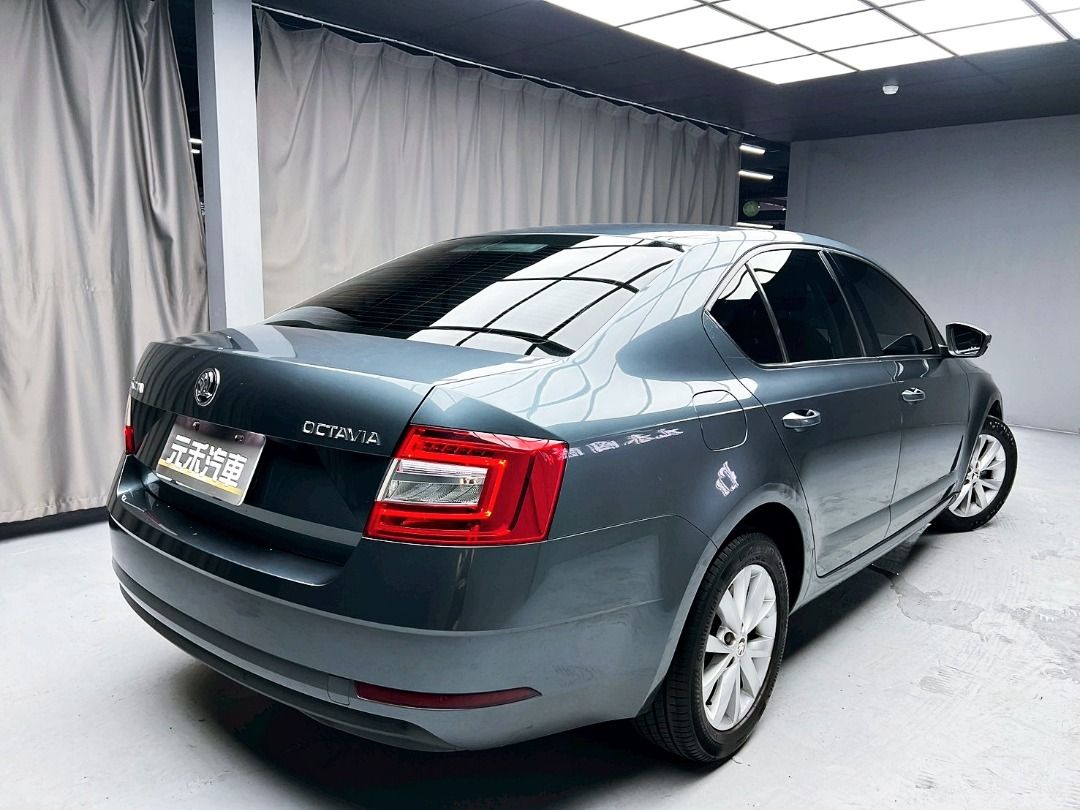 由 abc900616 (刊登 ID 1374429449，圖片 3) 提交，位於 新北市 (New Taipei) 的 2018 Skoda Octavia 1.0TSI豪華動能版 汽油 金屬灰 (類別：汽車出售)，說明：🚗2018 Skoda Octavia 1.0TSI豪華動能版 汽油 金屬灰 ⚠️來買車找阿吉 專業出擊⚠️ ✅里程保證：90000公里 ✨找阿吉甜甜價：31.8萬（新車售價90萬） ☎️24H服務：0980-528-993 記得找阿吉！（同Line） ❗️截圖來店找阿吉，讓阿吉有個服務的機會❗️ 「找阿吉全館全車系不限年份里程贈188天保固+開立足額發票」 ✨渦輪增壓/ 直列三缸、最大馬力115匹，平均油耗17.4km/ltr，超省油代步首選、CarPlay、實跑9萬公里保證！ 🔥重點配備：前後霧燈、後視鏡方向燈、LED日行燈/尾燈、方向盤快控鍵、雙區恆溫、後座分離倒覆、後座出風口、藍牙通訊、CarPlay、8只揚聲器。 🔥便利配備：定速巡航、蜂鳴式倒車輔助、