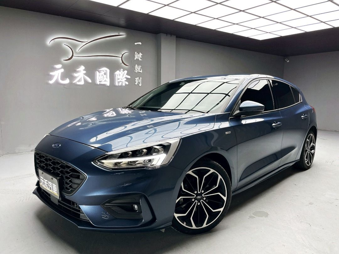 由 abc900616 (刊登 ID 1374349600，圖片 1) 提交，位於 新北市 (New Taipei) 的 2021 Ford Focus 5D ST-Line 1.5 汽油 星燄藍 (類別：汽車出售)，說明：🚗2021 Ford Focus 5D ST-Line 1.5 汽油 星燄藍 ⚠️來買車找阿吉 專業出擊⚠️ ✅里程保證：50000公里 ✨找阿吉甜甜價：59.8萬（新車售價90萬） ☎️24H服務：0980-528-993 記得找阿吉！（同Line） ❗️截圖來店找阿吉，讓阿吉有個服務的機會❗️ 「找阿吉全館全車系不限年份里程贈188天保固+開立足額發票」 ✨渦輪增壓/直列三缸、第四代改款/熱門掀背車款、182匹大馬力、HUD抬頭顯示器/B&O音響/CarPlay/ACC主動跟車/奪目之鐮頭燈/無線充電座，操控兼具舒適絕妙搭配，實跑5萬公里保證！ 🔥重點配備：前後霧燈、後視鏡方向燈、LED日行燈/頭燈、空力套件、方向盤快控鍵、換檔撥片、雙區恆溫、後座分離倒覆、後