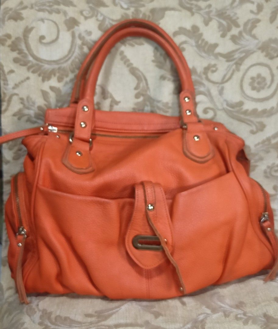 2way High Quality Tote Bag (Category: Tote Bags) located in Quezon City. Submitted by heirshoppe (Listing ID 1374332186, Image 1). Description: High Quality Leather in excellent condition, comes with a sling.