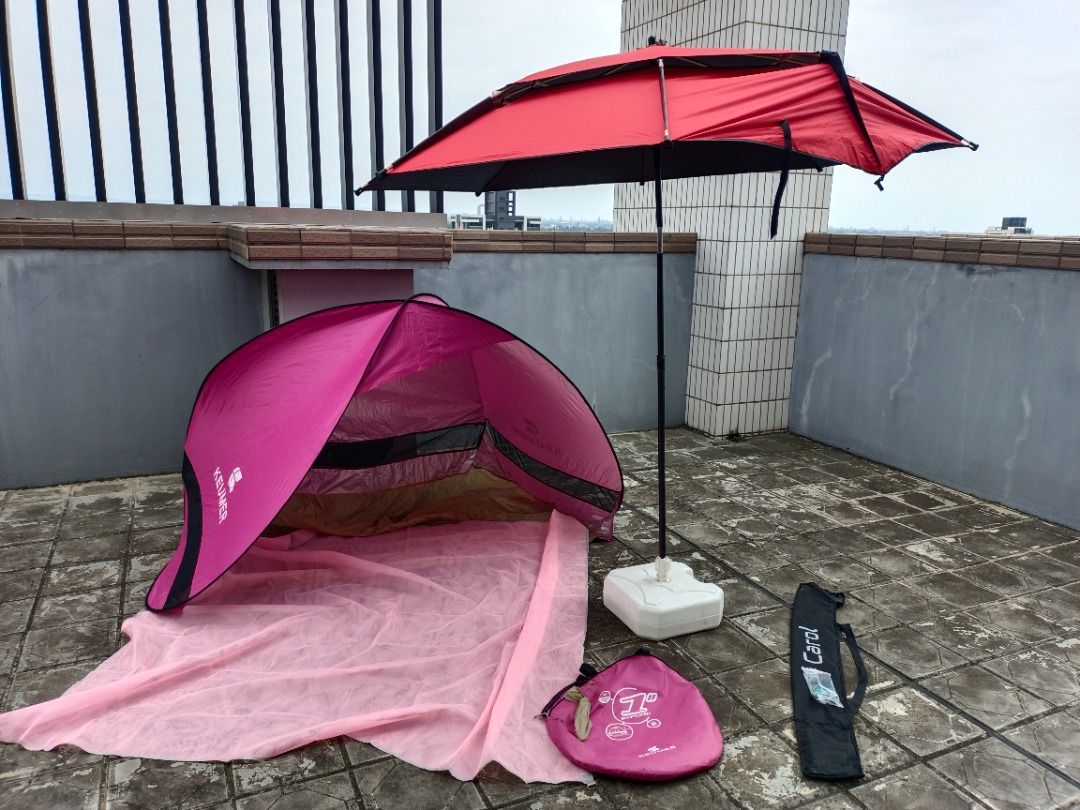 由 amywu721 (刊登 ID 1374407352，圖片 1) 提交，位於 桃園市 (Taoyuan) 的 遮陽傘+水箱+八字帳篷+防沙網 (類別：健行及露營)，說明：很少帶小孩出去玩了~~轉售 遮陽傘可彎折調角度喔!傘骨有一截不小心壓斷~使用上沒問題的 尺寸： 防沙網200*200公分 帳篷和遮陽傘的尺寸如圖 桃園觀音區面交，無法寄送喔。 【拆售價格】 1>>快速帳篷500元 2>>2M*2M防沙網墊250元 3>>可調角度遮陽傘+IKEA水箱 不拆售800元(功能正常，價格已反應現況，高手可找材料可以替換那斷一半的傘骨)。