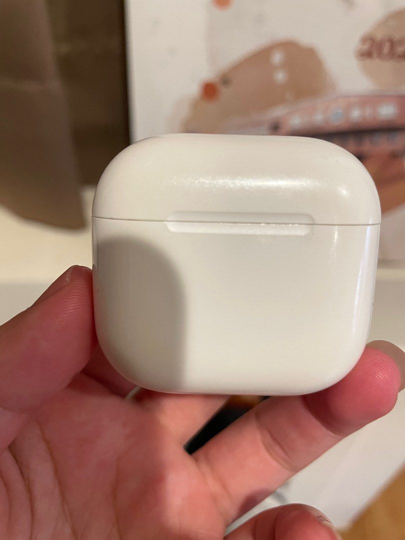 由 8b9knhkkms79923 (刊登 ID 1374375451，圖片 1) 提交，位於 台北市 (Taipei) 的 AirPods 四代 (類別：耳機)，說明：。