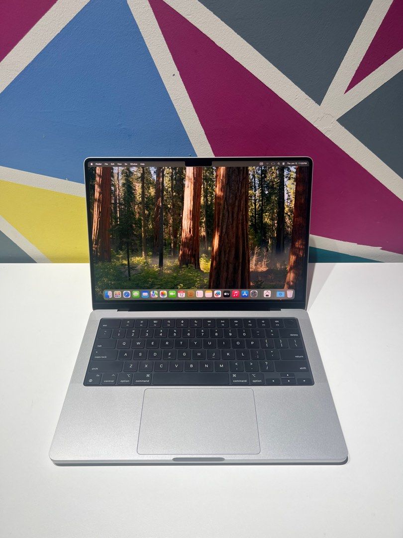 Apple Macbook Pro M3 Chip 1TB SSD / Bundle Offer Airpods 3 + Magic ...