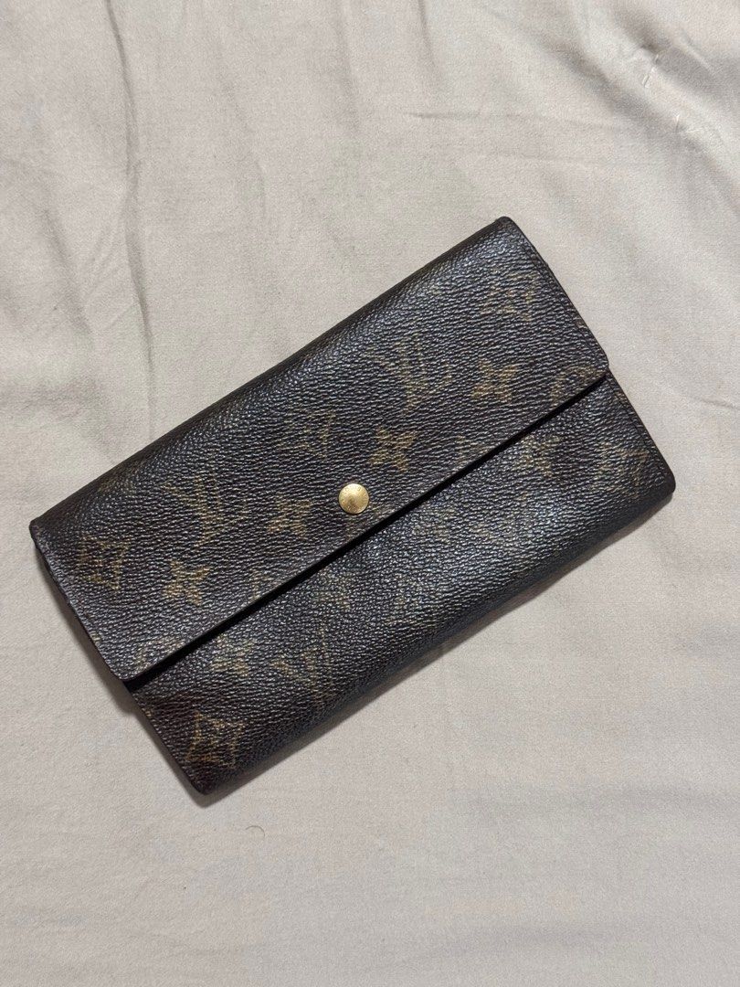 Authentic Louis Vuitton Wallet (Category: Luxury Bags & Wallets) located in Cainta. Submitted by jhobreggy (Listing ID 1374412478, Image 1). Description: Bought from an IG seller Please see pictures for flaws and details.