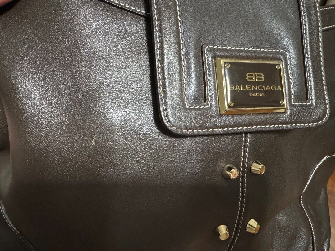 Balenciaga vintage bag choco brown (Category: Luxury Bags & Wallets) located in Makati City. Submitted by buyRESELLph (Listing ID 1374434644, Image 3). Description: -vintage Balenciaga hobo bag -Choco brown -genuine leather -Buyer will shoulder delivery fee or shipping fee via Grab Express or JoyRide or LBC if outside Metro Manila.