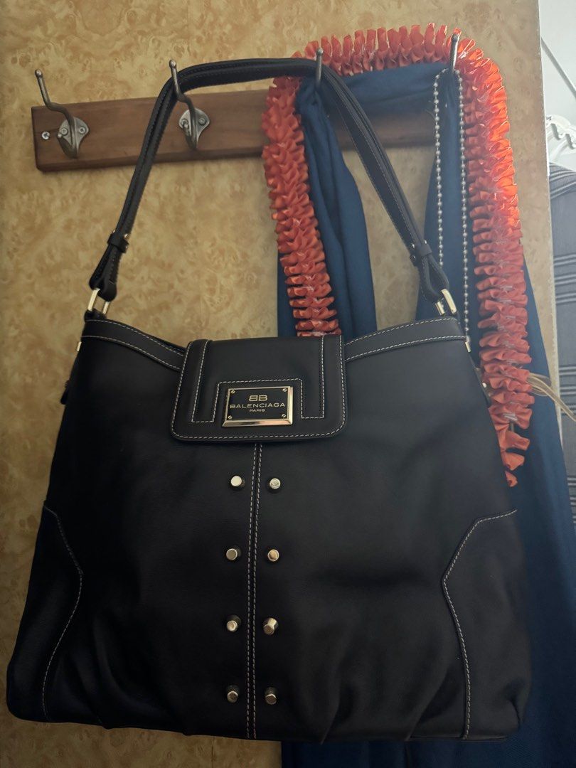 Balenciaga vintage bag choco brown (Category: Luxury Bags & Wallets) located in Makati City. Submitted by buyRESELLph (Listing ID 1374434644, Image 1). Description: -vintage Balenciaga hobo bag -Choco brown -genuine leather -Buyer will shoulder delivery fee or shipping fee via Grab Express or JoyRide or LBC if outside Metro Manila.