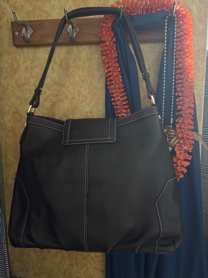Balenciaga vintage bag choco brown (Category: Luxury Bags & Wallets) located in Makati City. Submitted by buyRESELLph (Listing ID 1374434644, Image 2). Description: -vintage Balenciaga hobo bag -Choco brown -genuine leather -Buyer will shoulder delivery fee or shipping fee via Grab Express or JoyRide or LBC if outside Metro Manila.