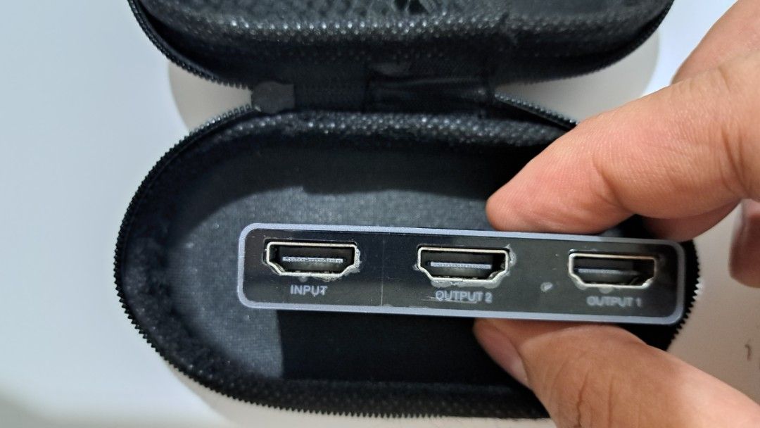 Baseus HDMI splitter (Category: Cables & Adaptors) located in Manila. Submitted by noobsaibot84901 (Listing ID 1374385200, Image 2). Description: 1 X Input 2X Output with case and additional HDMI bridge short extender cable.