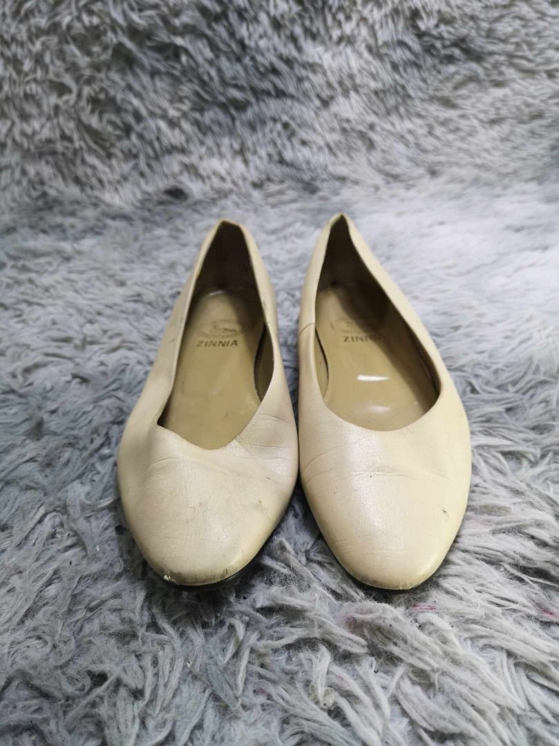 Beige Rounded Toe Low Heels (Category: Flats & Sandals) located in Santa Cruz. Submitted by jmy_surplus.2 (Listing ID 1374482028, Image 1). Description: Size ; 24.5cm Color ; Beige Type ; Heels Brand ; No brand Material ; leather Style ; beige Leather Low Heels LR 121 JMY 1.