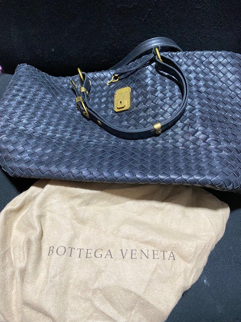 Bottega veneta tote bag (Category: Luxury Bags & Wallets) located in Baguio. Submitted by fullroom.dgs (Listing ID 1374420456, Image 2). Description: Botega veneta tote bag good condition authentic please check photos.