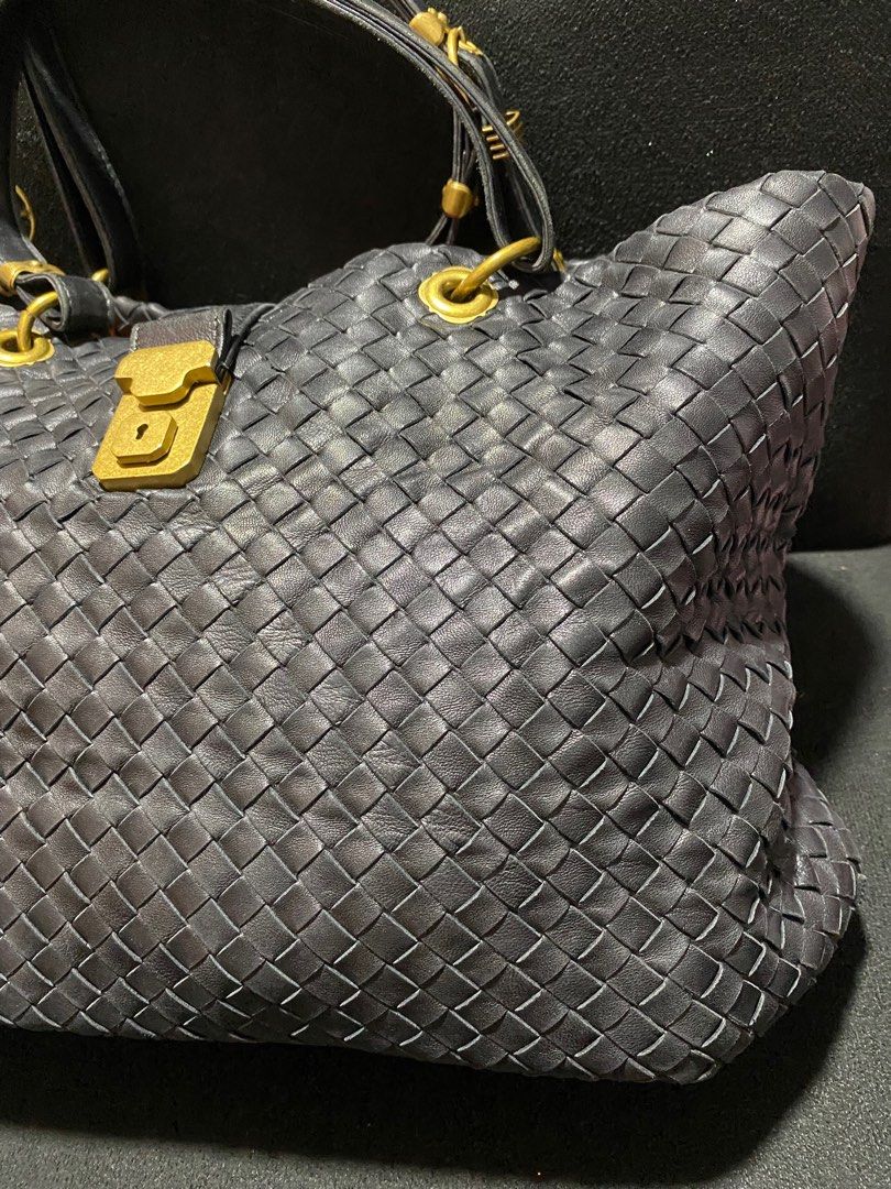 Bottega veneta tote bag (Category: Luxury Bags & Wallets) located in Baguio. Submitted by fullroom.dgs (Listing ID 1374420456, Image 3). Description: Botega veneta tote bag good condition authentic please check photos.