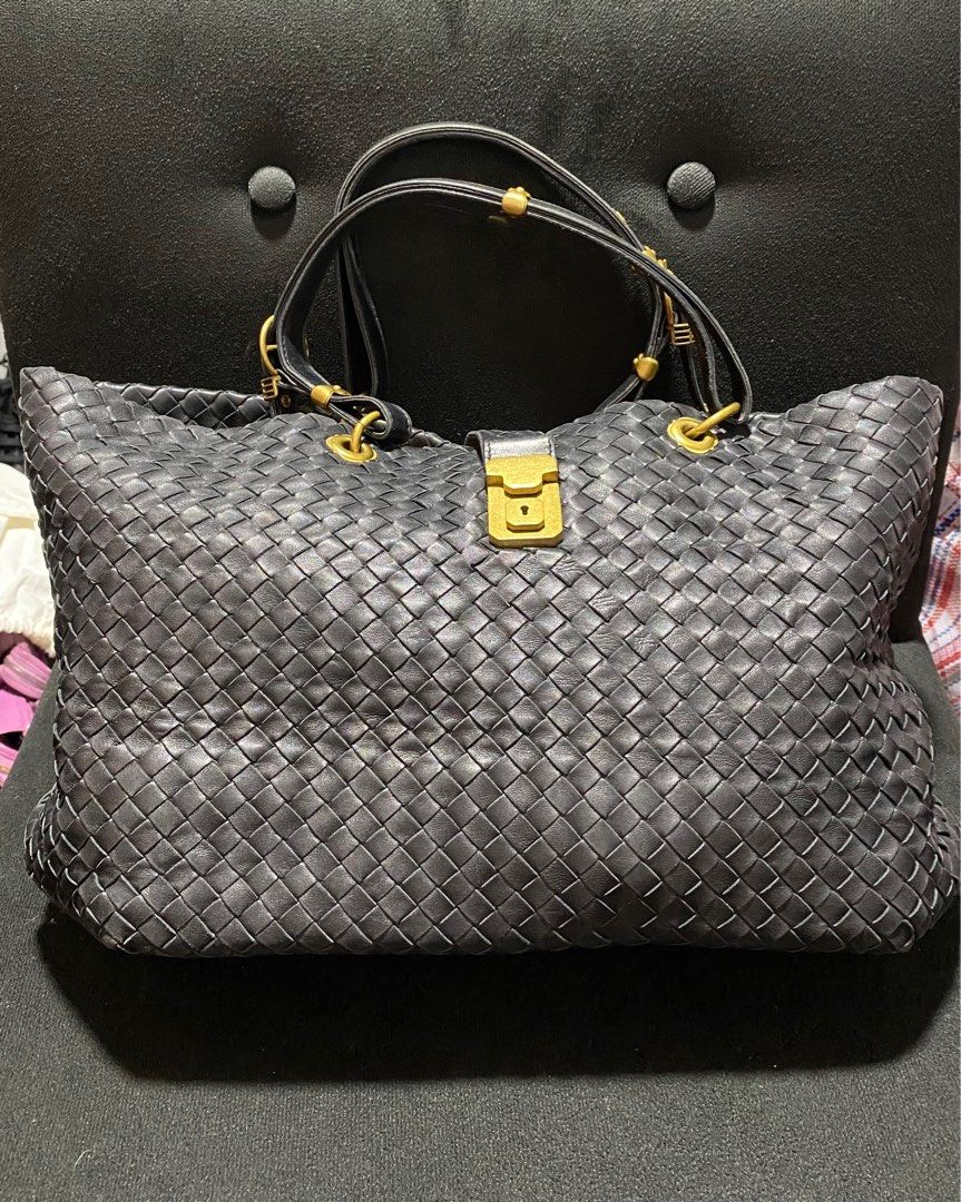 Bottega veneta tote bag (Category: Luxury Bags & Wallets) located in Baguio. Submitted by fullroom.dgs (Listing ID 1374420456, Image 1). Description: Botega veneta tote bag good condition authentic please check photos.