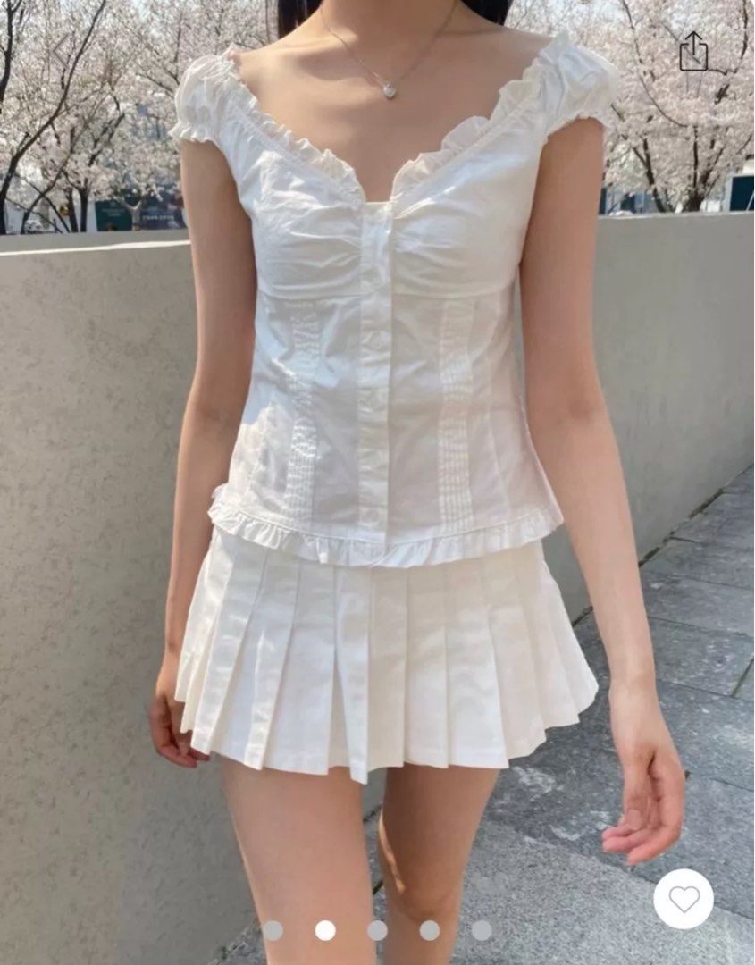 Brandy melville elena top, 女裝, 上衣, T-shirt - Carousell