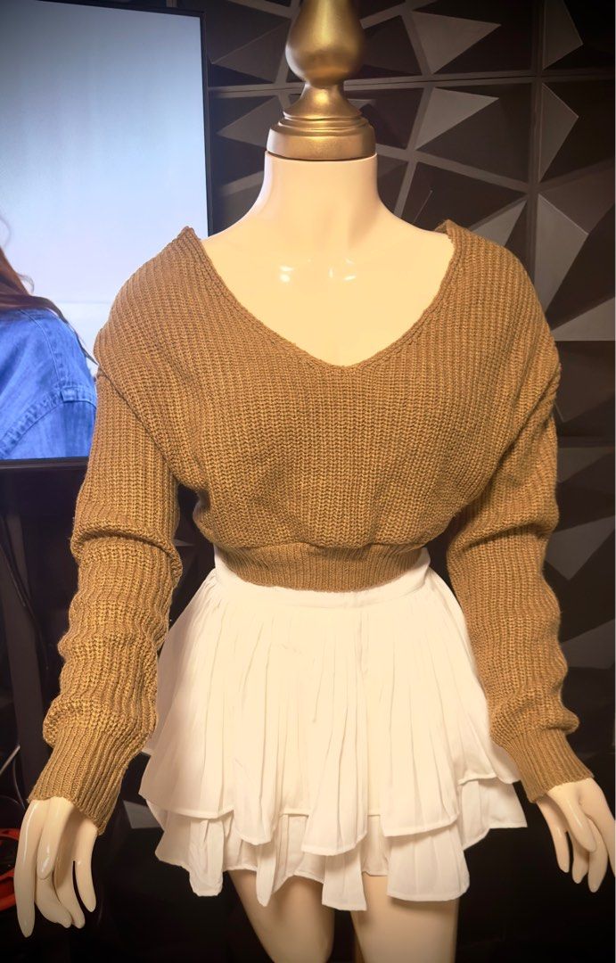 Brown V-Neck Cropped Knitted Sweater (S-M) (Category: Longsleeves) located in San Juan City. Submitted by petitboop (Listing ID 1366646908, Image 2). Description: Bust: up to 41” Length: 16.5 Sleeves: 28” Fits Small to Medium frames No when worn. Lowballers will be ignored. Loc: San Juan MM MOP: GCash/Maya (PAYO) MOD: Lalamove, Grab (buyer will handle the booking.) If you opt for J&T or LBC, kindly give me at least 1-2 days allowance to ship out 