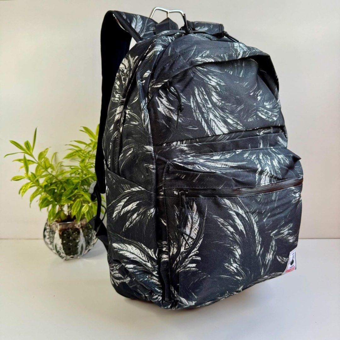 Converse Black Backpack (Category: Backpacks) located in Manila. Submitted by luminosabags.ph (Listing ID 1374373492, Image 2). Description: 📐16” L x 20” H x 6” W.