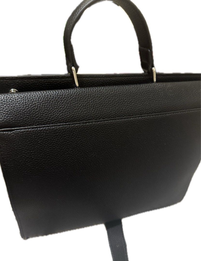 Fendie Peekabo Monster Sling 31cm (NGA) (Category: Cross-body Bags) located in Manila. Submitted by titomarsy (Listing ID 1374437129, Image 2). Description: NGA Used once for an event, and in very good condition. Two compartments, one side zipper/one side hook. Small Dimensions: 31 × 23 cm No box, nor dust bag. PM for other queries. .