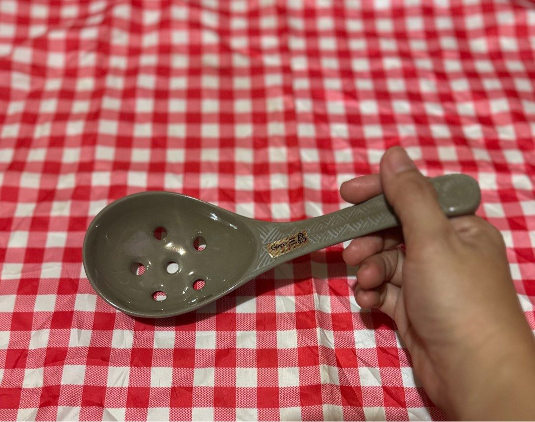 Ginpoware perforated ceramic serving spatula (Category: Other Kitchenware & Tableware) located in Davao. Submitted by favoritepreloved (Listing ID 1374494653, Image 1). Description: 8.5 inches or 21.5cm.